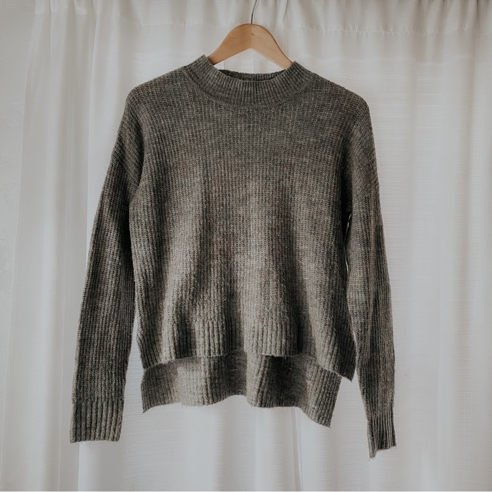 Women’s long sleeve gray knit cozy sweater. Size small